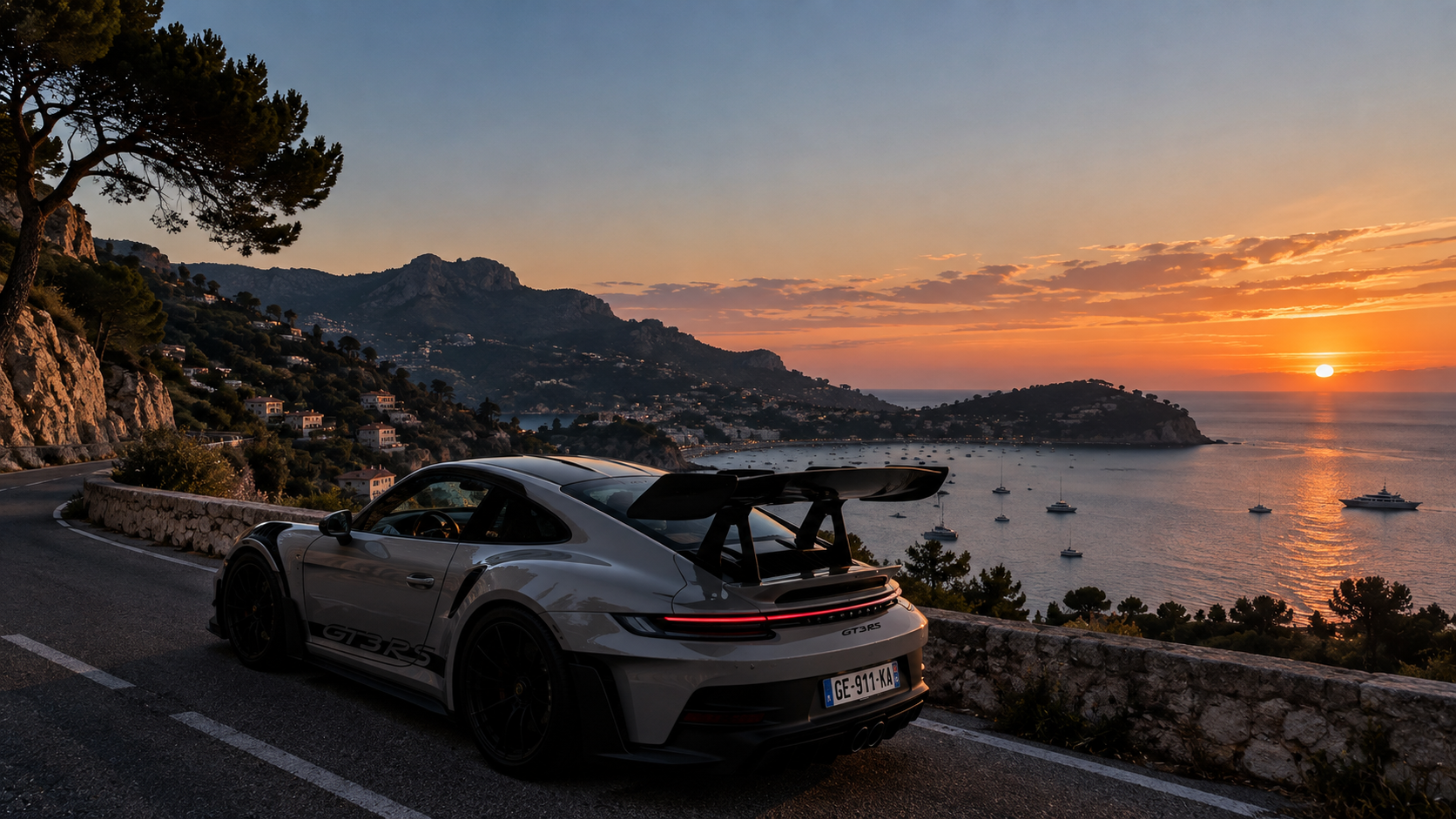 Porsche 911 GT3 RS sur le port de Monaco au crépuscule