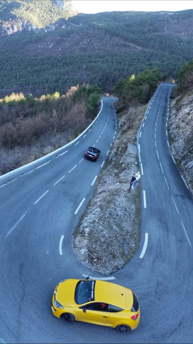Clio RS jaune dans une épingle de montagne, vue du drone