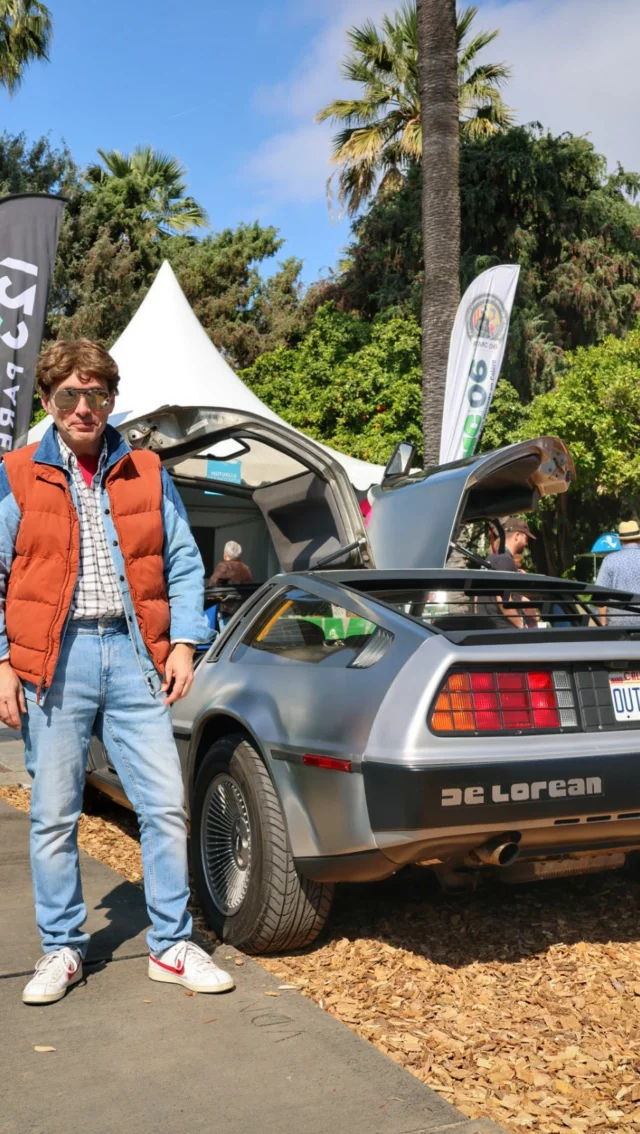 DeLorean portes ouvertes lors d'un rassemblement de voitures de collection