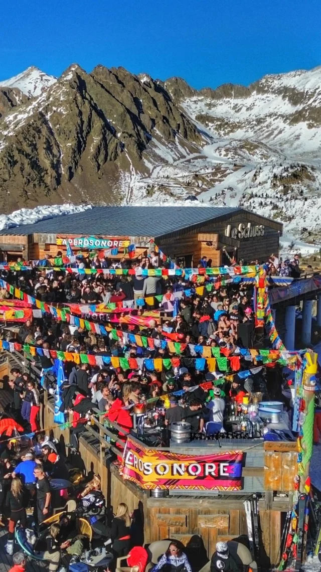Terrasse bondée devant Le Schuss lors d'un Apérosonore, en station de ski