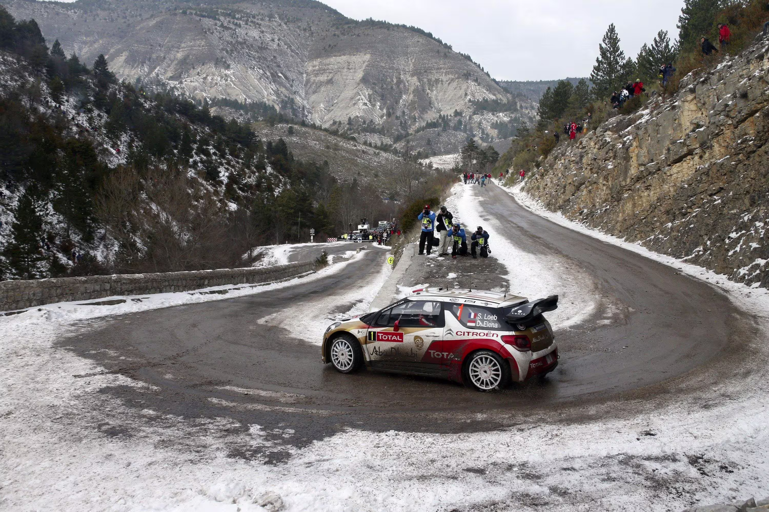 Voitures WRC alignées au parc d'assistance du Rallye Monte-Carlo, à Monaco