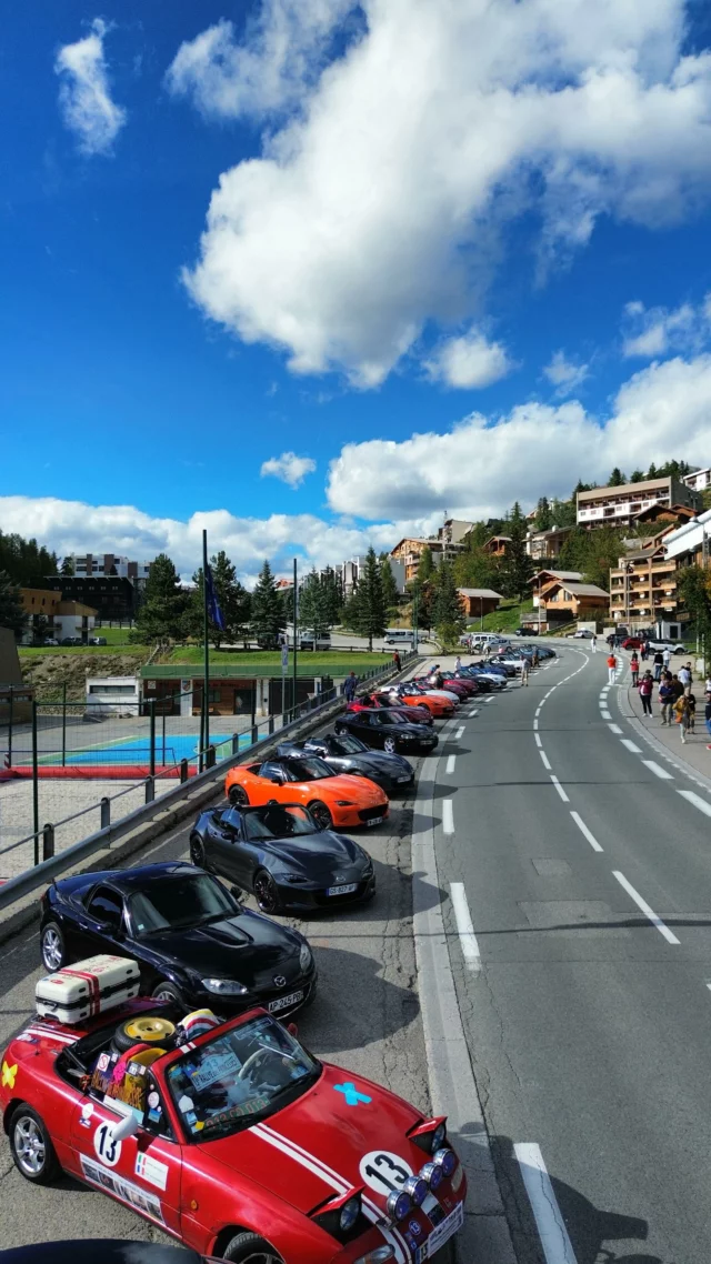Rassemblement de Mazda MX-5 alignées à l'entrée d'une station de montagne