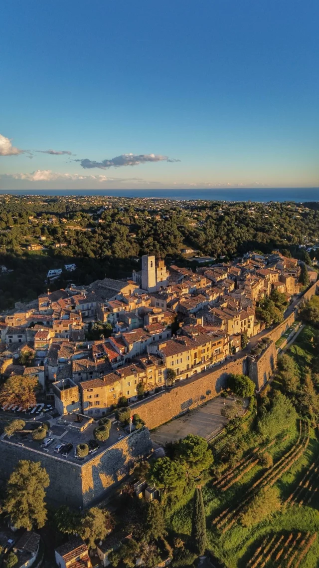 Saint-Paul-de-Vence vu du ciel au coucher du soleil