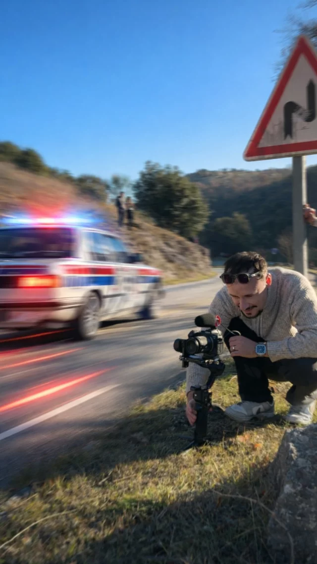 Tournage en bord de route au passage d'une Lancia de rallye